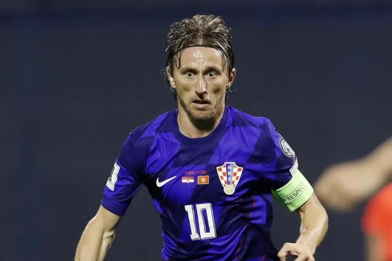 Luka Modric in azione con la maglia della Croazia numero 10, fascia da capitano e bracciaiuolo UEFA