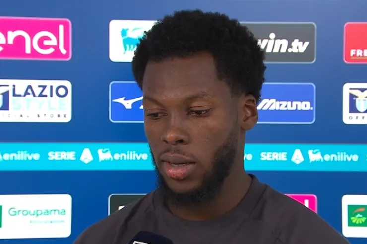 Musah durante un'intervista nel post-partita con backdrop Serie A e sponsor ufficiali