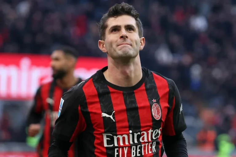 Christian Pulisic in maglia Milan durante una partita, sguardo concentrato in campo