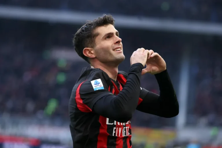 Pulisic esulta in maglia Milan con le mani al petto, gesto di dedizione verso i tifosi durante la partita