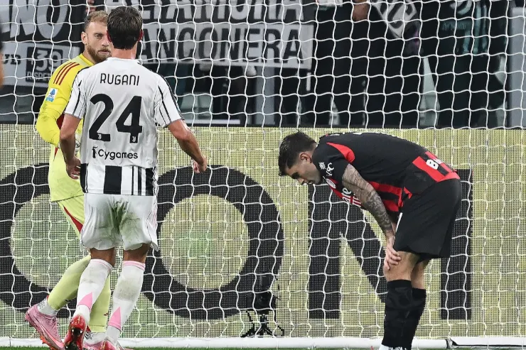 Pulisic rammaricato dopo un'occasione mancata durante una partita di calcio, con avversario della Juventus sullo sfondo