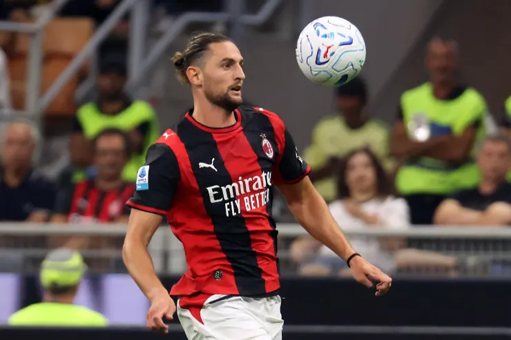 Adrien Rabiot durante una partita del Milan, con la maglia rossonera e nera con sponsor Emirates Fly Better