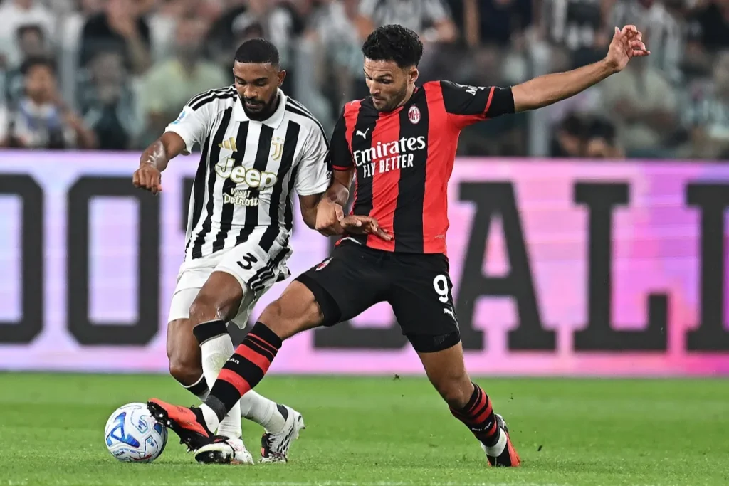 Gonçalo Ramos in maglia Milan contrasta il pallone con un difensore della Juventus durante la partita