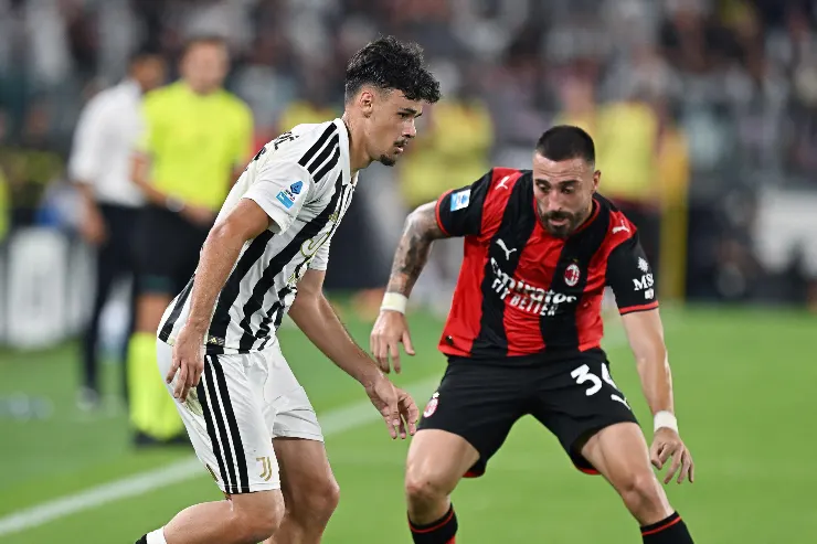 Juventus vs Milan, match di Serie A: giocatore della Juventus in maglia bianca contrasta un giocatore del Milan in maglia rossonera