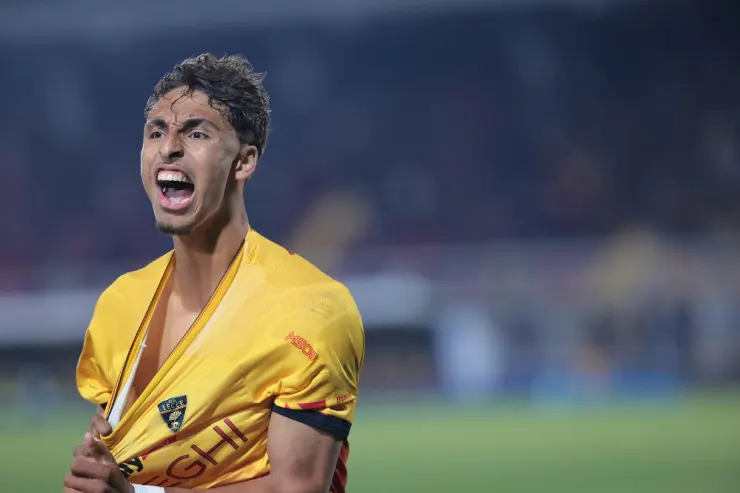 Tiago Gabriel con medaglia al collo, indossa maglia gialla durante una partita