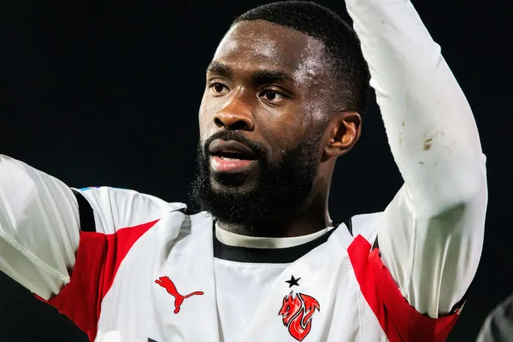 Fikayo Tomori con la maglia del Milan, braccio alzato durante una partita