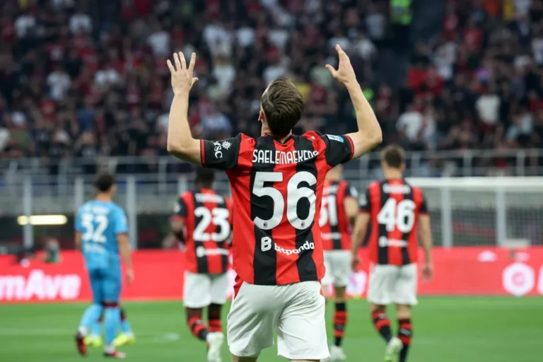 Alexis Saelemaekers di spalle con le braccia alzate, maglia rossonera numero 56, durante una partita del Milan