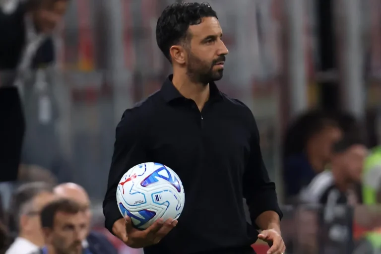 Amorim con pallone in mano durante una partita, in panchina con maglia nera