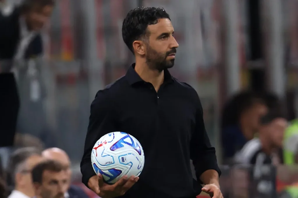 Ruben Amorim con pallone in mano durante la partita, indossa tuta nera