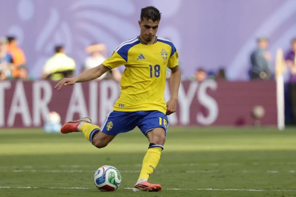 Giocatore della Svezia numero 18 in maglia gialla e blu durante una partita internazionale
