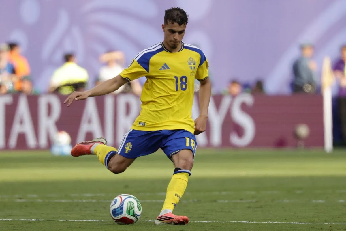 Giocatore della Svezia numero 18 in maglia gialla e blu durante una partita internazionale