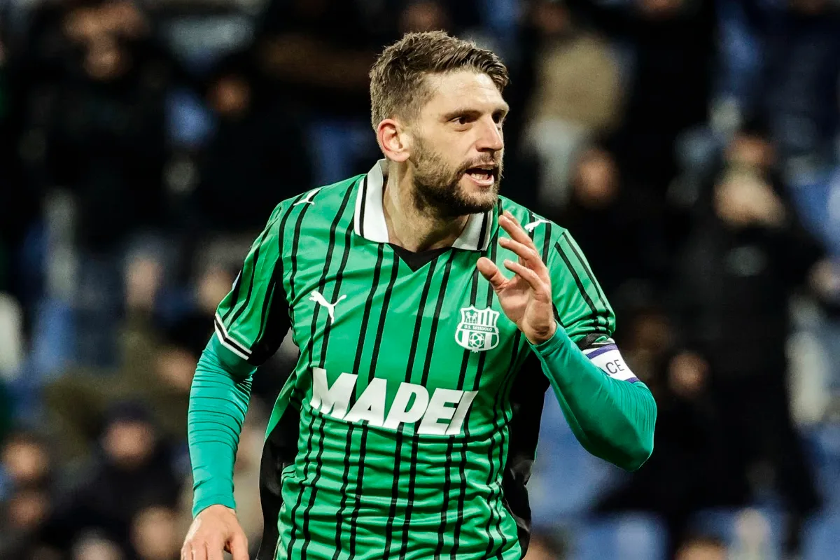Giocatore del Sassuolo in maglia verde a righe con sponsor Mapei durante una partita