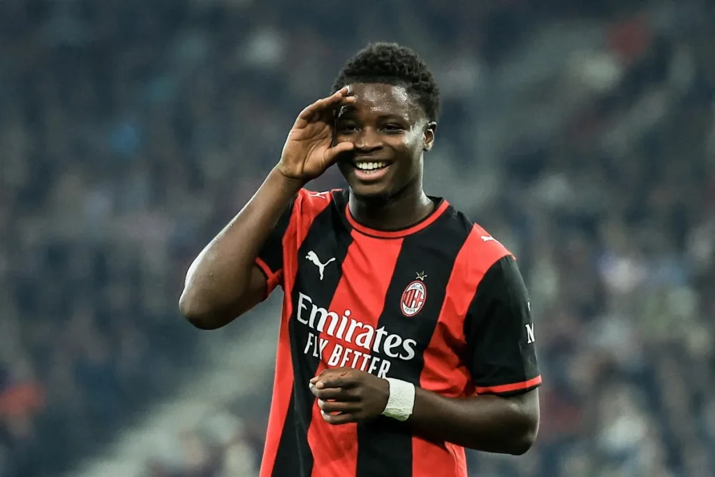 Cisse sorride portandosi una mano alla fronte durante una partita