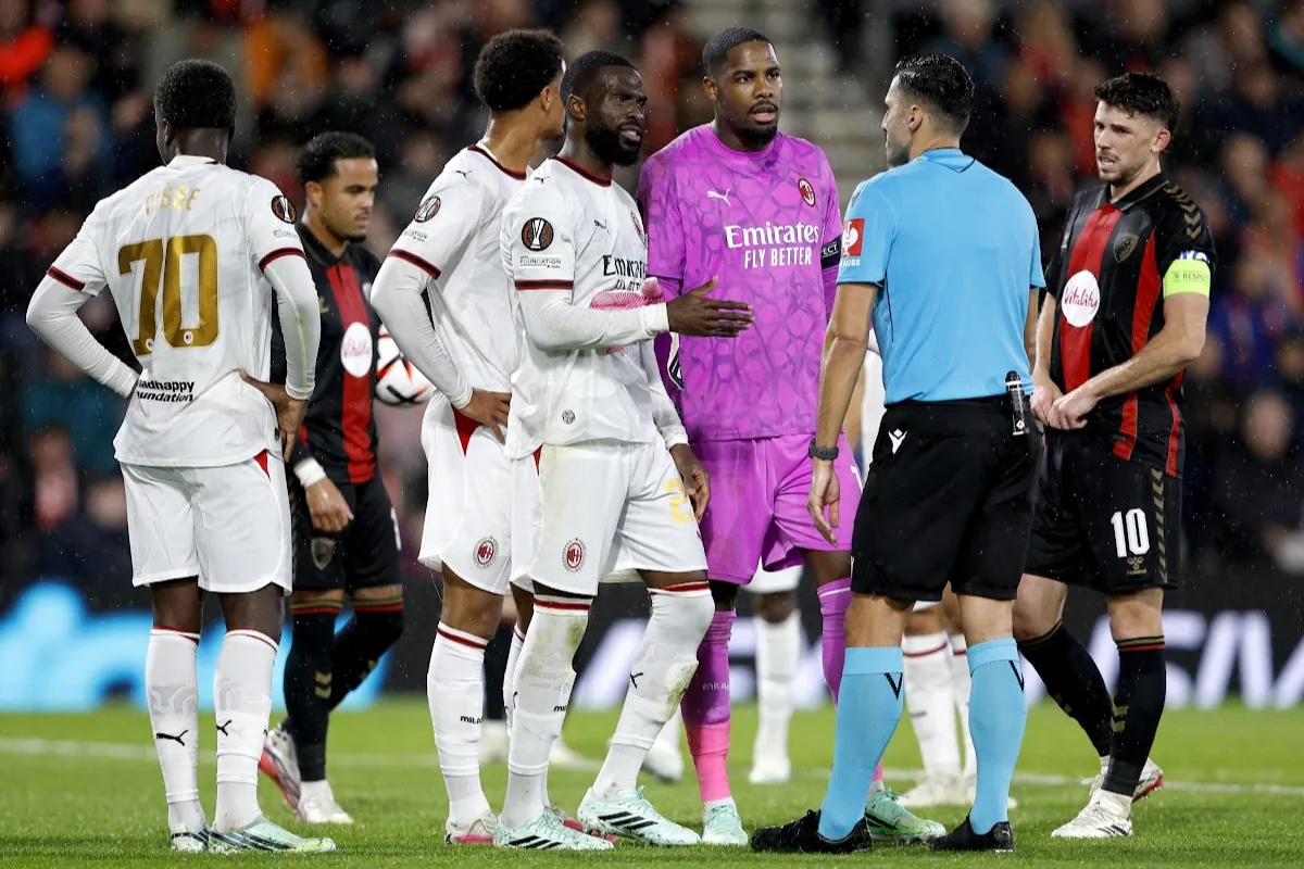 Giocatori del Milan discutono con l'arbitro