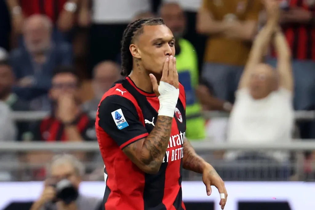 Diego Moreira in maglia Milan rossonera durante una partita, con fasciatura al braccio