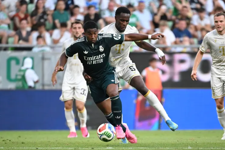 Endrick in azione con la maglia del Real Madrid durante una partita di calcio