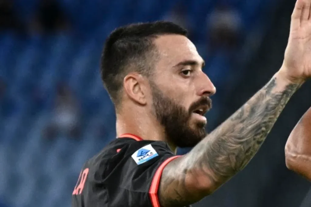Gila in maglia Milan nera con dettagli rossi durante una partita di Serie A