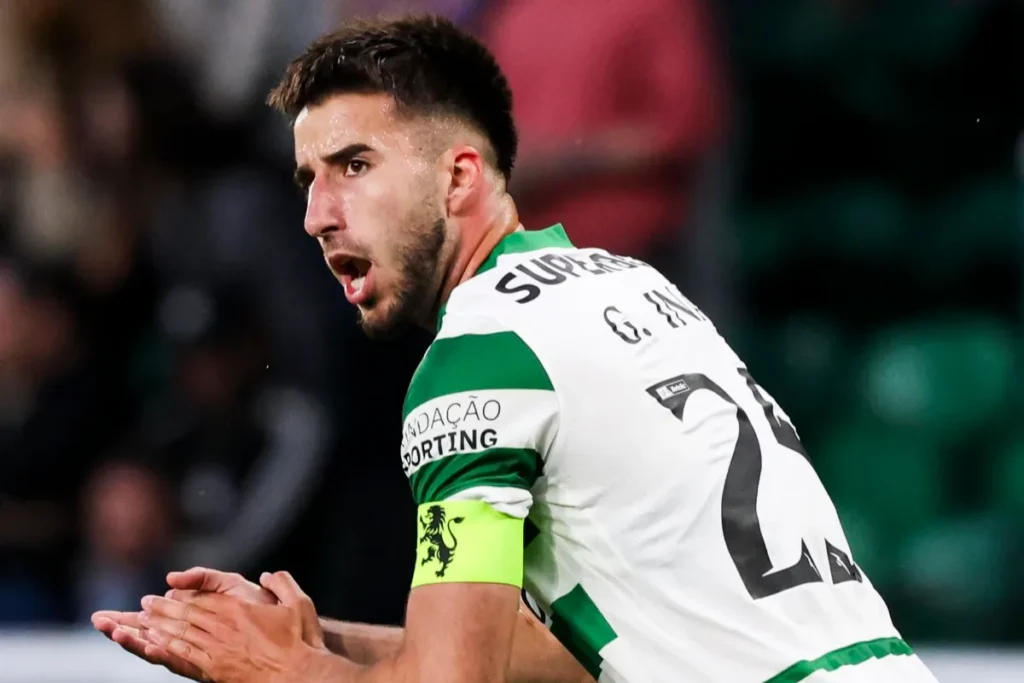 Gonçalo Inácio in azione con la maglia del Sporting Lisbona, difensore nel mirino del Milan