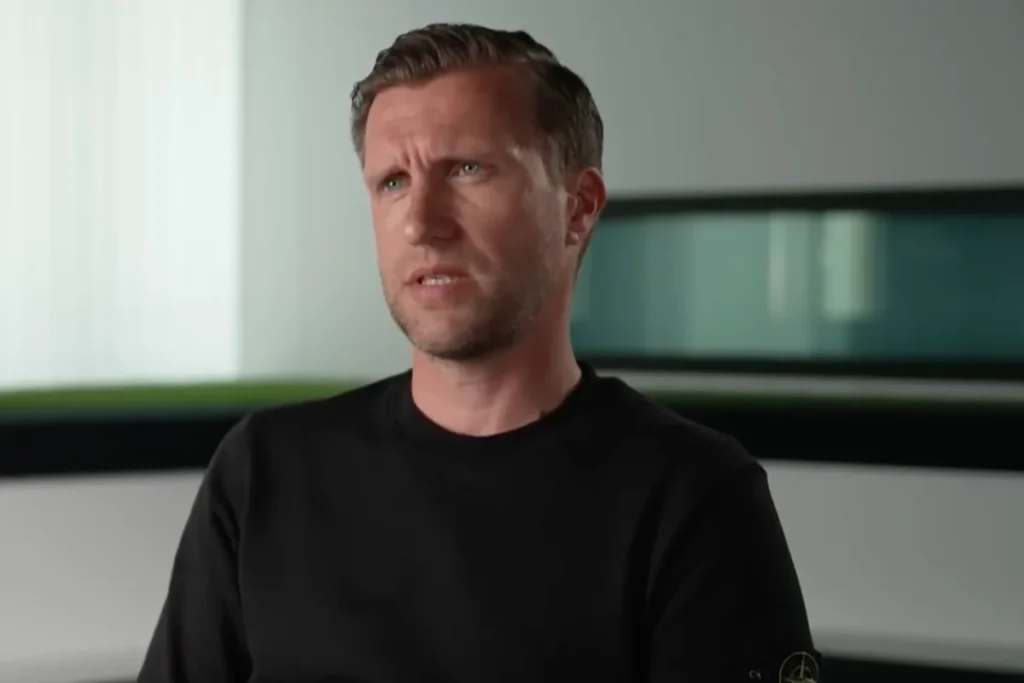Krosche seduto durante un'intervista video