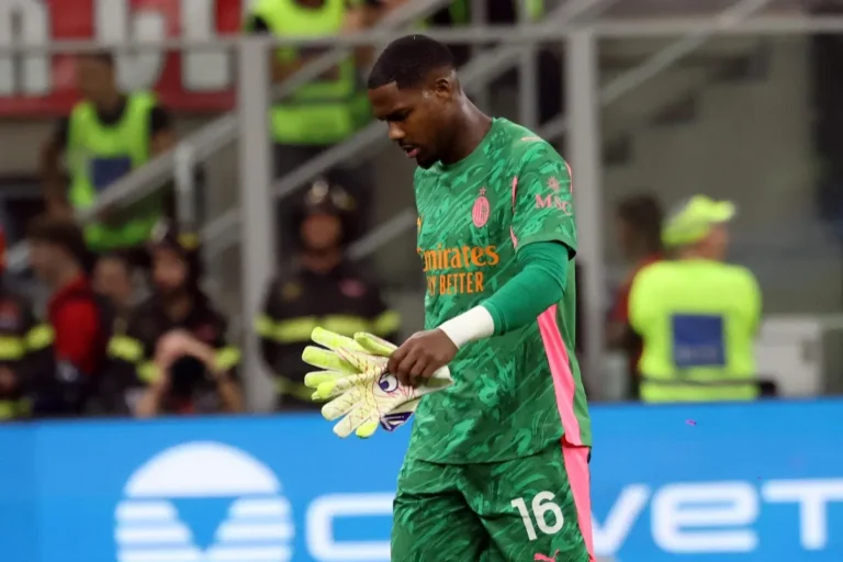 Maignan con maglia verde a testa bassa durante la partita