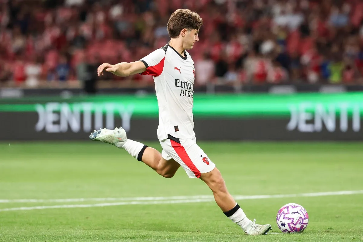Mattia Liberali in azione con la maglia Arsenal durante una partita in campo