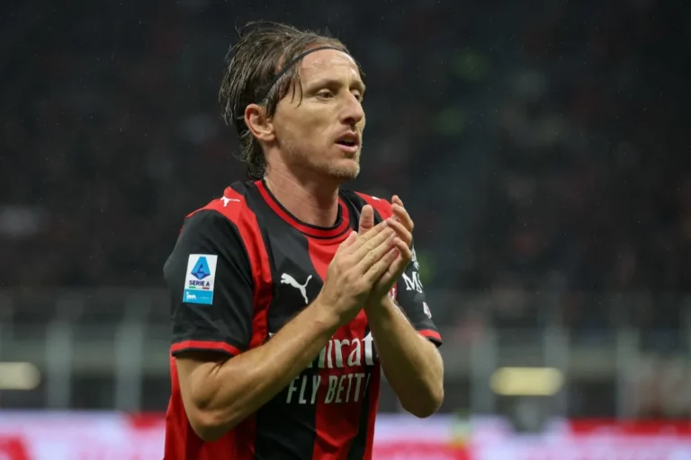 Modric del Milan con maglia rossonera e sponsor Fly Emirates, a mani giunte durante una partita di Serie A