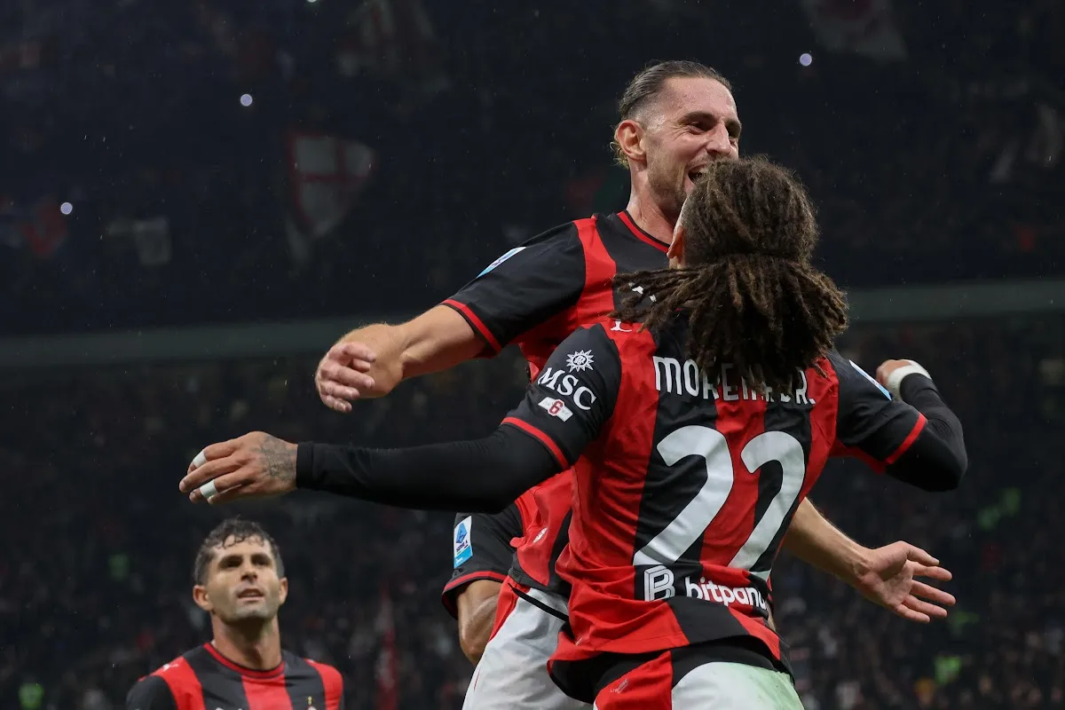 Rabiot e Moreira si abbracciano campo