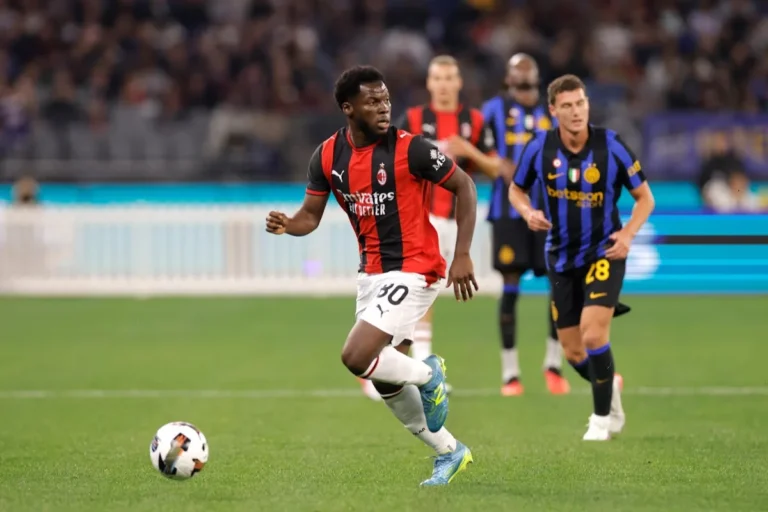 Yunus Musah con la maglia del Milan numero 90 durante una partita contro l'Inter