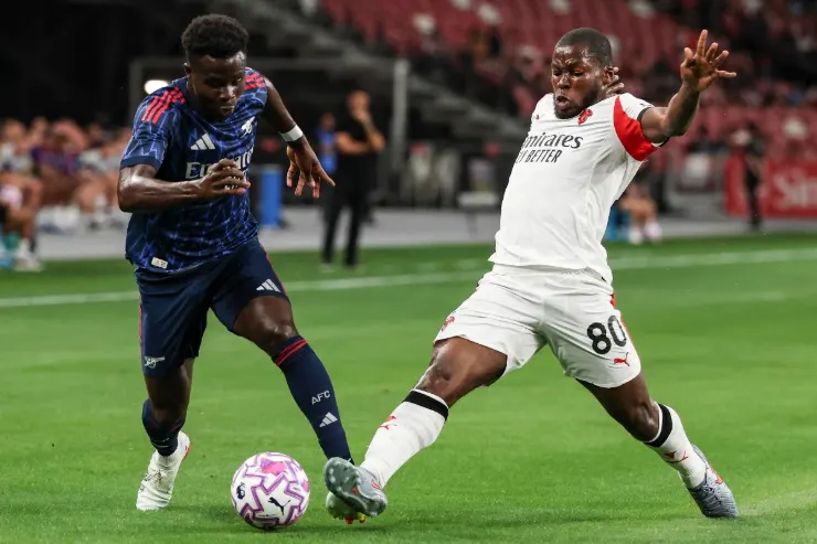 Yunus Musah in azione con la maglia del Milan durante una partita di calcio