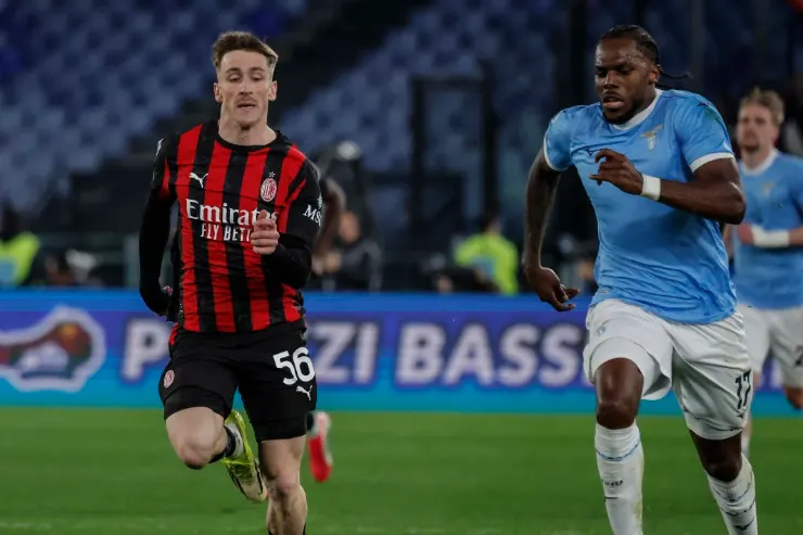 Saelemaekers in maglia rossonera duella con Tavares della Lazio durante una partita di Serie A