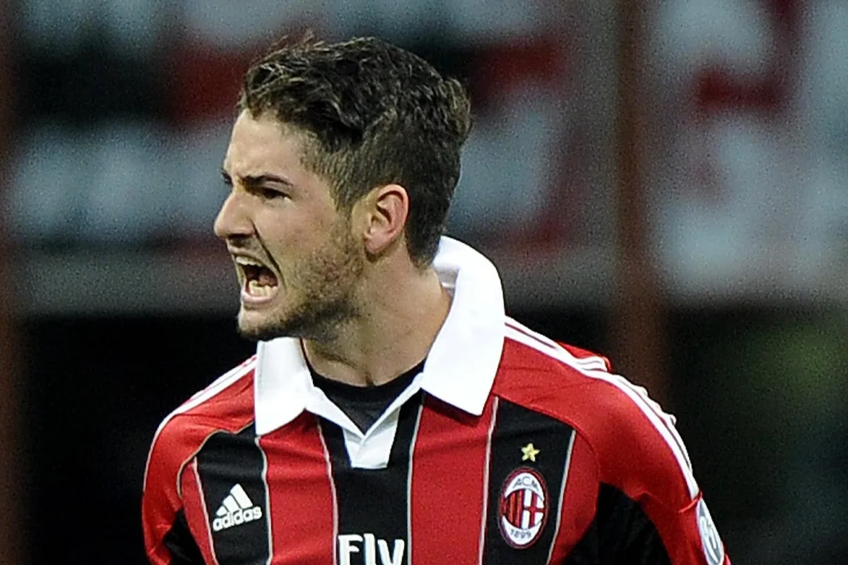 Pato durante una partita con la maglia del Milan a strisce rossonere