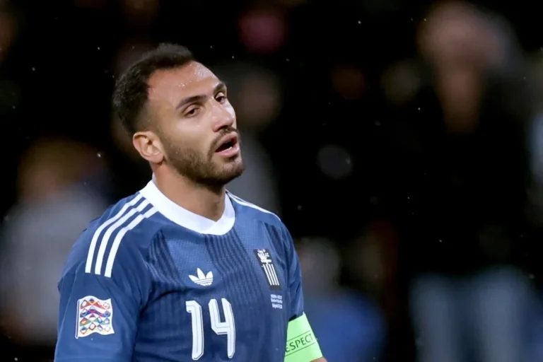 Pavlidis con la maglia della Grecia numero 14 e fascia da capitano durante una partita di Nations League