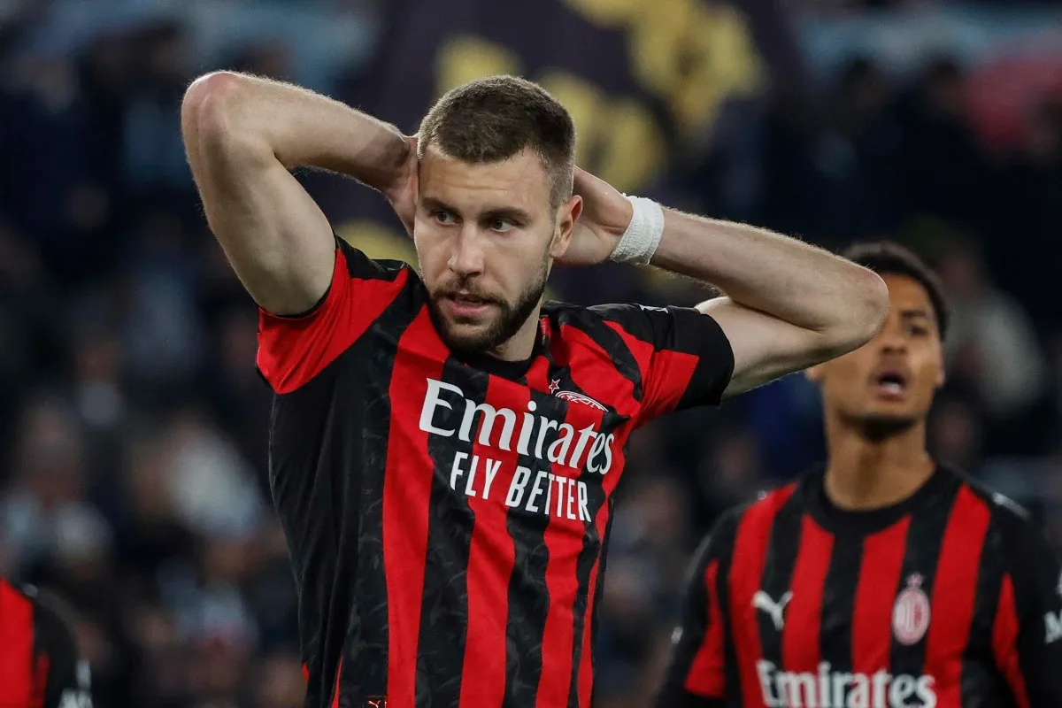 Pavlovic in maglia rossonera con le mani dietro la testa durante una partita