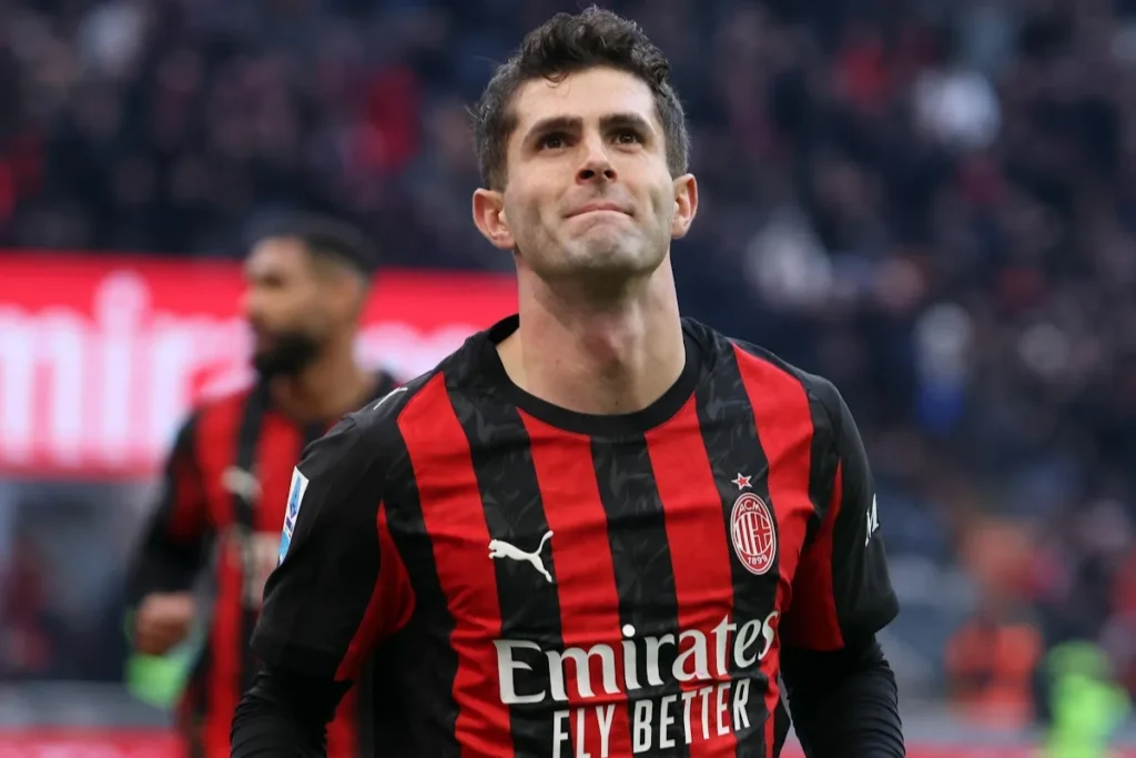 Pulisic con la maglia rossonera del Milan, sponsor Emirates sul petto e tifosi sullo sfondo durante la partita