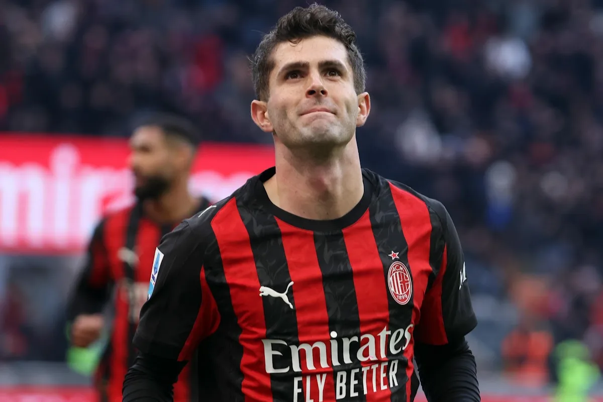 Pulisic con la maglia rossonera del Milan, sponsor Emirates sul petto e tifosi sullo sfondo durante la partita