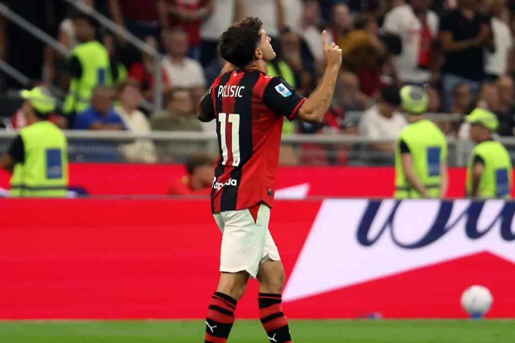Pulisic numero 11 esulta durante una partita del Milan nello stadio