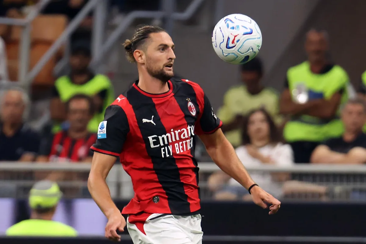 Rabiot controlla il pallone di petto durante una partita di Serie A
