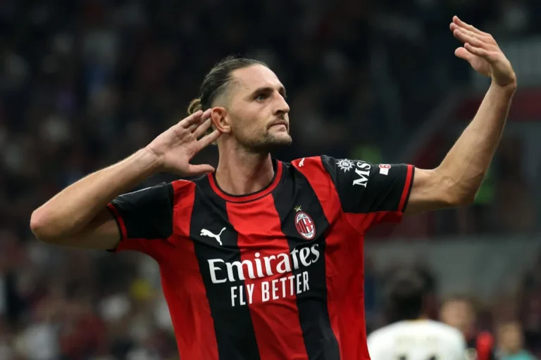 Rabiot in maglia rossonera esulta durante la partita