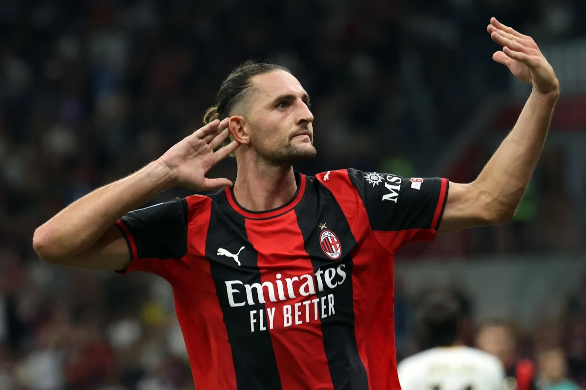Rabiot in maglia rossonera esulta durante la partita