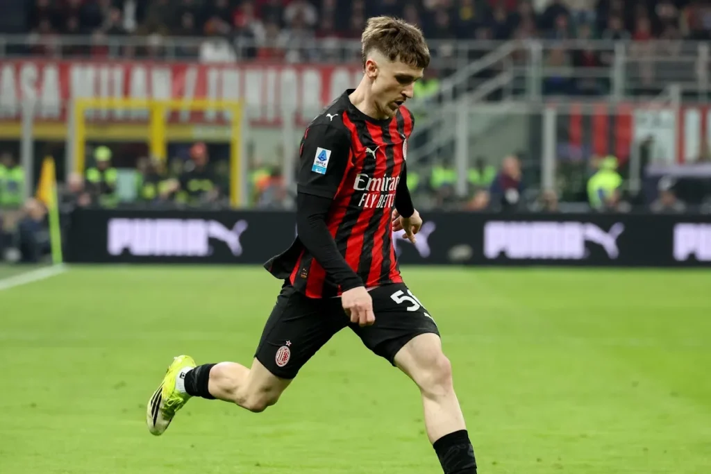 Saelemaekers corre con il pallone indosso la maglia rossonera del Milan durante una partita di Serie A