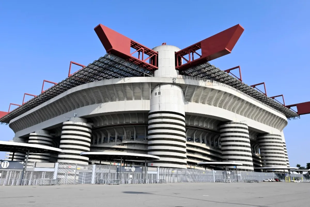 Stadio San Siro di Milano con struttura bianca e nera, coperture rosse e piloni caratteristici