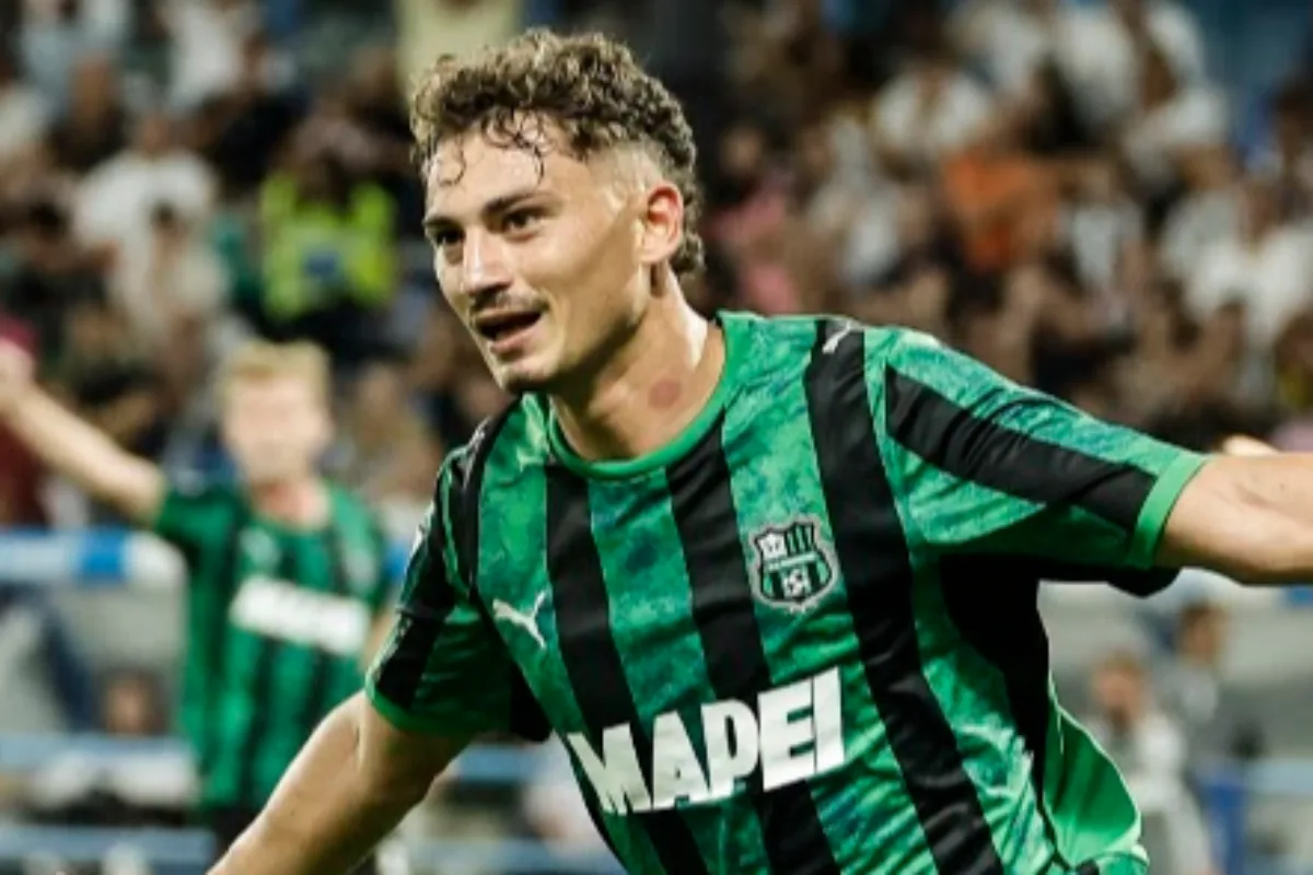 Sebastiano Esposito in maglia Sassuolo a righe verdi e nere con sponsor Mapei durante una partita