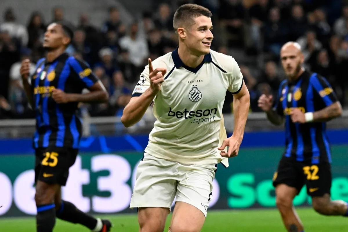 Tresoldi del Club Brugge con maglia bianca esulta indicando verso l'alto durante una partita contro l'Inter