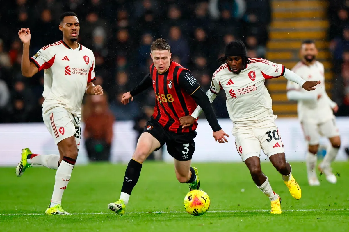 Truffert in azione con la maglia del Bournemouth contro i difensori del Liverpool in Premier League